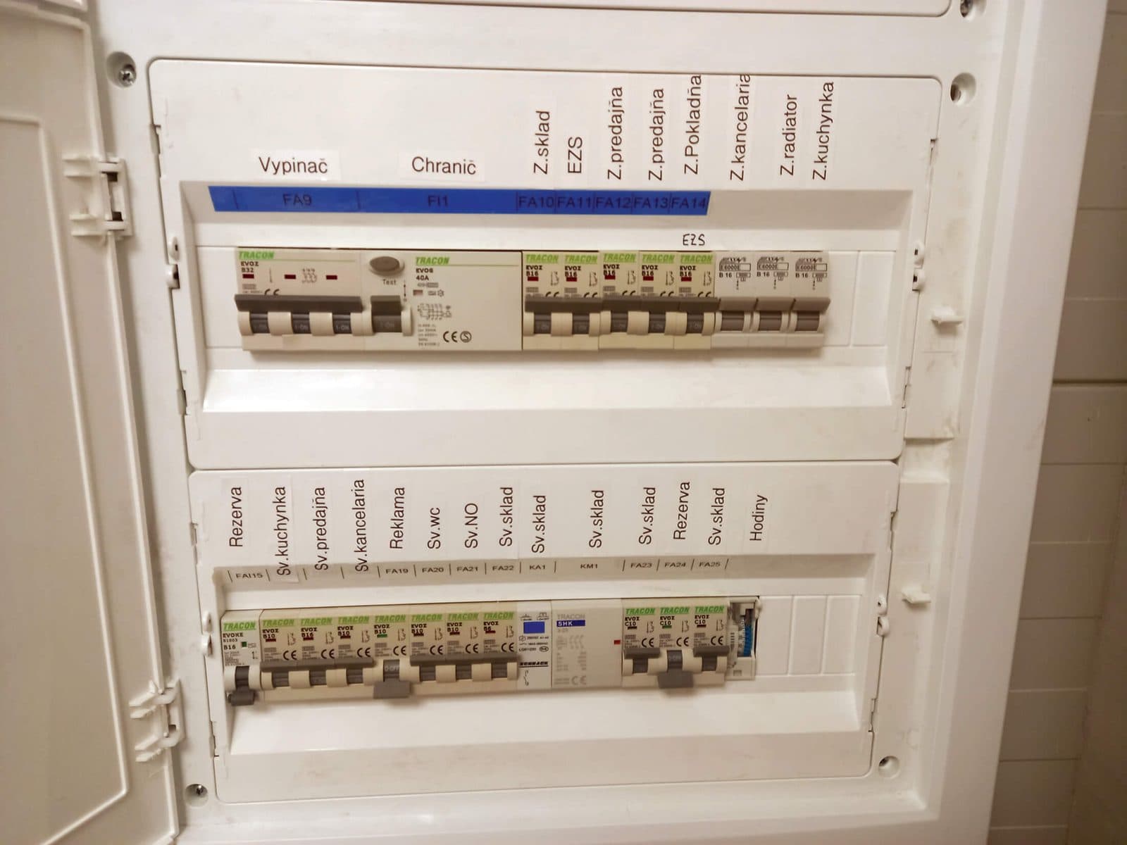 Rozvádzač prevádzky, kde je každý okruh popísaný menom — sklad, kuchynka, pekáreň, mraziareň, klimatizácia. Pri poruche vie obsluha aj cudzí elektrikár na prvý pohľad, čo vypnúť.